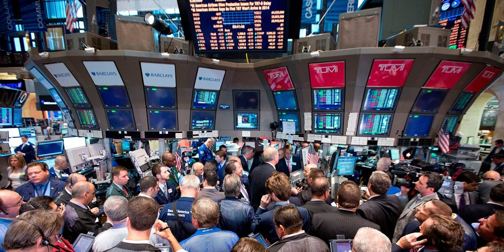 US stocks hit record high as investors digest new economic data