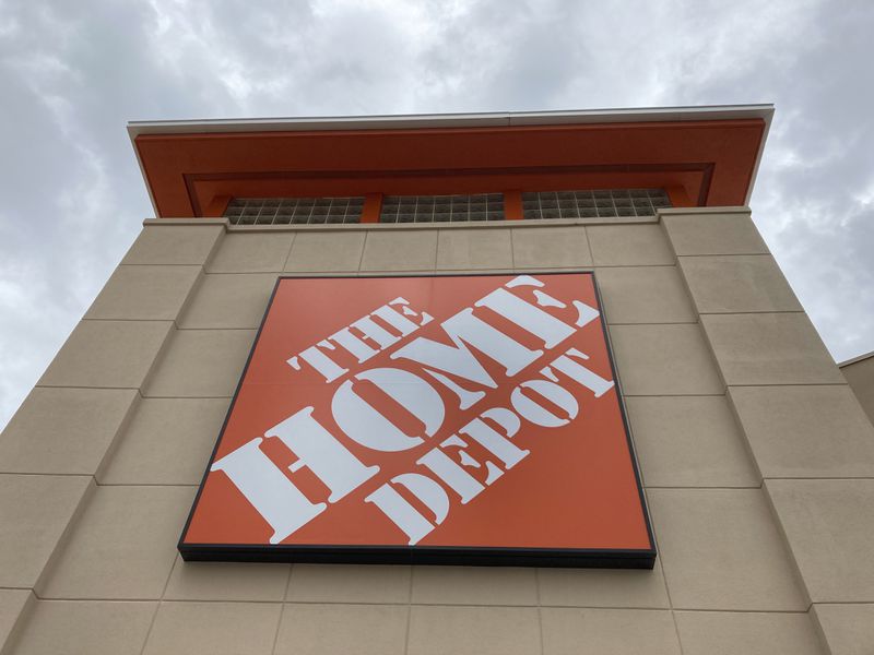 Cops break up ‘exorcism’ of dead trees at Pennsylvania Home Depot (nydailynews.com)