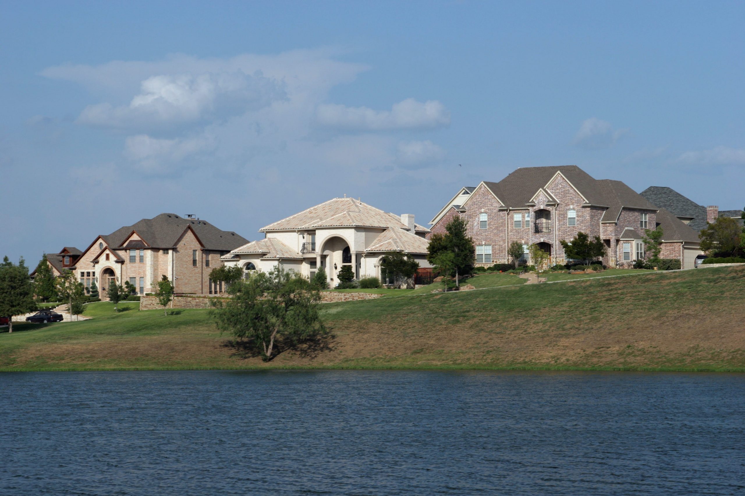 Homes on a lake in Dallas, Texas