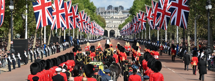 Thousands line up near Buckingham Palace to watch coffin procession (washingtonpost.com)